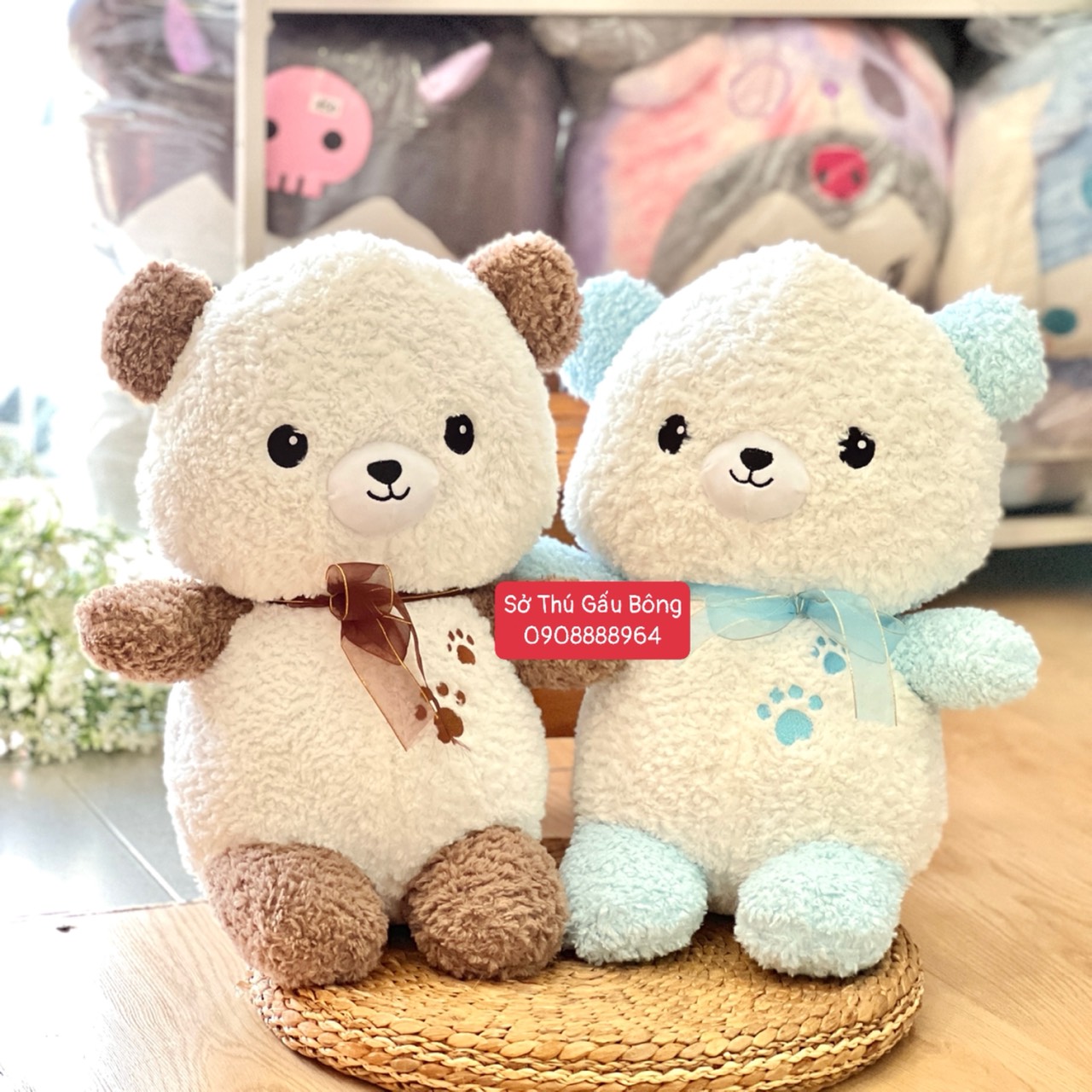 Gấu Bông Ngực Chân Thêu Đeo Nơ