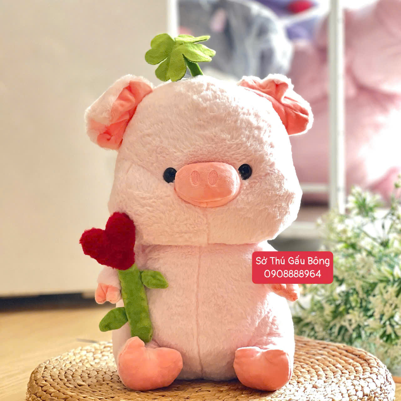 Heo Bông Cỏ 4 Lá Cầm Hoa